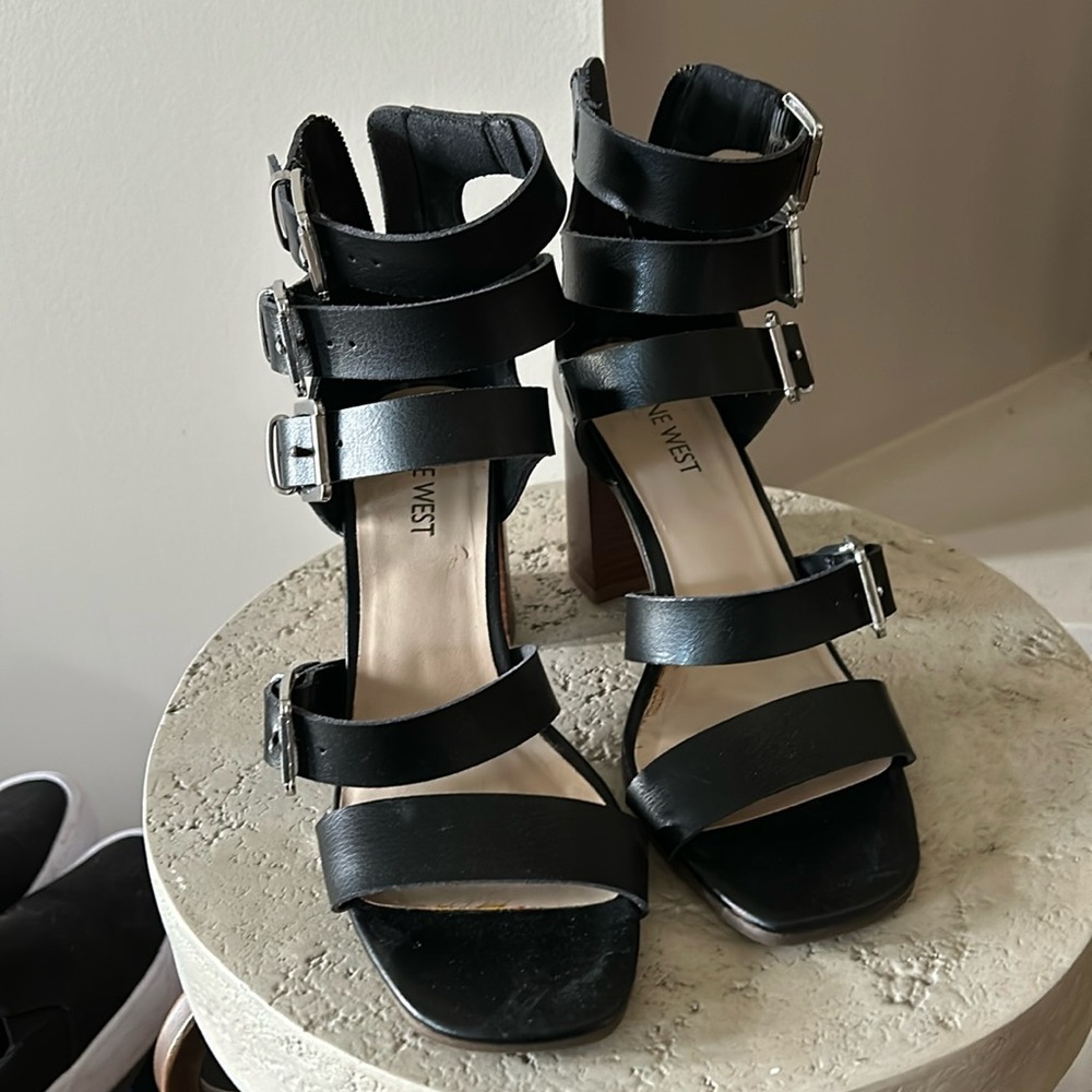 Nine West Black Strappy Buckle Sandals - Size 6 -Excellent Condition